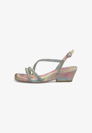 Sandalo con zeppa con finitura metallica multicolore, cinturini con strass sulla parte anteriore e alla caviglia, chiusura con fibbia su sfondo bianco.