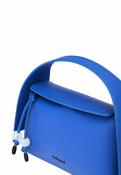 Borsa a tracolla blu in pelle con un design strutturato, superficie liscia, patta pieghevole e lacci decorativi con perline.