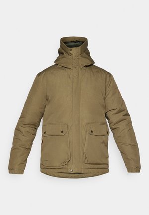 Olijfgroene geïsoleerde parka met een hoge kraag, capuchon, twee voorflapzakken en elastische manchetten. Glad, gestructureerd materiaal met stikseldetails.