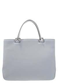 Bolso de mano de cuero texturizado gris claro con dos asas cortas y acentos metálicos en plata, sobre fondo blanco.