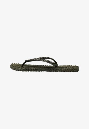 Dunkelgrüne Flip-Flops mit einer geflochtenen Jutesohle, schlanken Gummiriemen und einem strukturierten metallischen Akzent in der Mitte.
