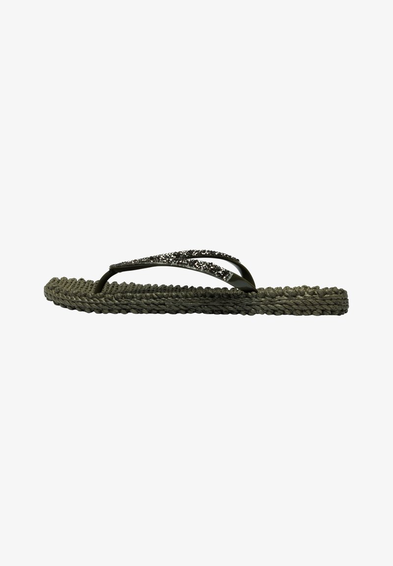 Tongs vert foncé avec une semelle en jute tressé, des sangles en caoutchouc élégantes avec un accent métallique texturé au centre.