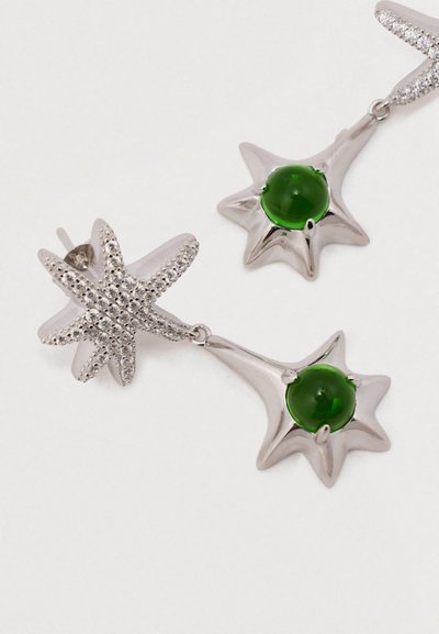 Hõbedased meritäht-kõrvarõngad, mille keskmes on rohelised ringikujulised helmed, on kaunistatud väikeste selgete kivide detailidega.