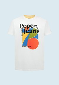 Bílý bavlněný tričko s odvážným, barevným grafickým potiskem a černým textem "Pepe Jeans London 1973" a abstraktními tvary v červené, modré a zelené.