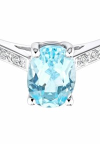 Hopeasormus, jossa on soikea vaaleansininen jalokivi, joka on faacettoitu, ja se on kiinnitetty neljällä prongilla. Rengasta korostavat pienemmät kirkkaat kivet.