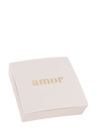 Scatola quadrata di colore rosa pallido con una superficie liscia. Presenta la parola "amor" stampata in oro. Design solido e minimalista con angoli arrotondati.