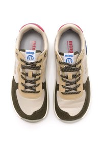 Beige und olivgrüne Sneaker mit strukturierten Einsätzen, abgerundeter Spitze, dunklen Schnürsenkeln sowie blauen und roten Akzenten auf der Zunge und dem Logo.