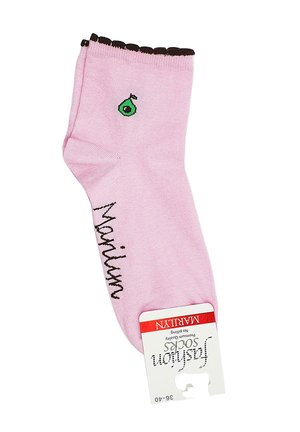 Różowa skarpetka do kostki z czarną falistą krawędzią, małym zielonym wzorem awokado i napisem "Marilyn" czarną kursywą. Rozmiar 36-40.