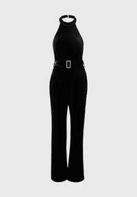 Svart fløyels jumpsuit med høy hals og vide ben. Har et svart belte med en rektangulær smykkebeltefeste. Glatt tekstur.