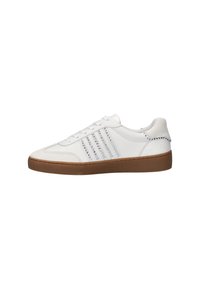 Zapatilla blanca con diseño de tres rayas con lentejuelas, parte superior de cuero, punta redondeada y suela de goma. Presenta una suela beige y sutiles acentos en el talón.