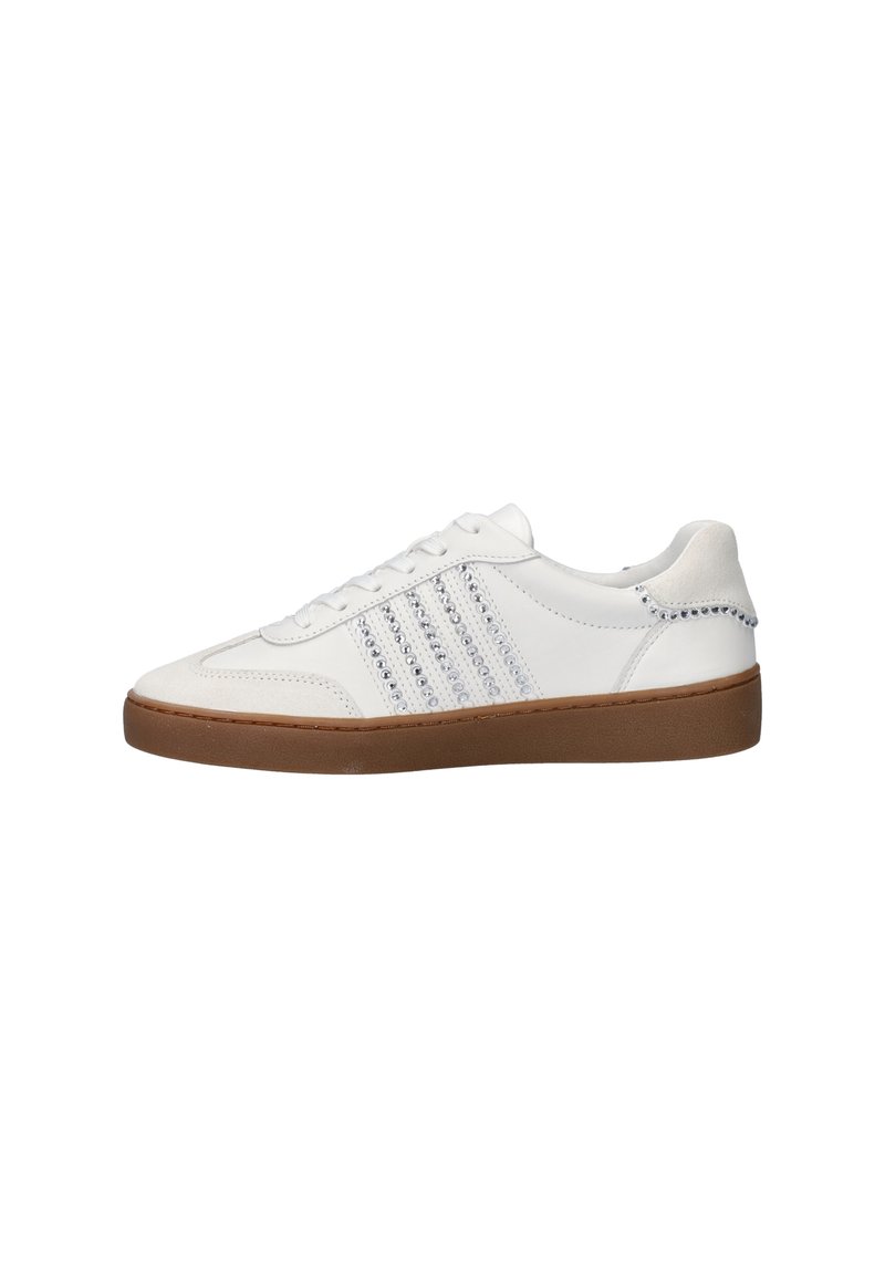 Zapatilla blanca con diseño de tres rayas con lentejuelas, parte superior de cuero, punta redondeada y suela de goma. Presenta una suela beige y sutiles acentos en el talón.
