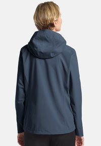 Giacca impermeabile, blu navy, con cappuccio e texture liscia. Presenta un design aderente e dettagli delle cuciture sottili.