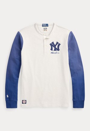 Valge pika varrukaga Henley särk siniste varrukatega, tumesinine "NY" logo ning Polo Ralph Laureni brändingu rinnal ja varrukate ääritel.