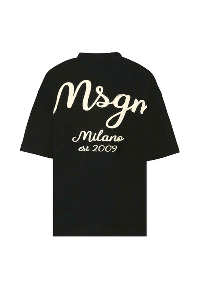 Zwarte katoenen T-shirt met korte mouwen, met grote witte cursieve tekst die zegt "Msgn Milano est 2009" op de achterkant.