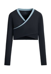 Top nero corto con maniche lunghe, caratterizzato da un design avvolgente e un colletto azzurro chiaro a contrasto. Tessuto liscio e vestibilità strutturata.