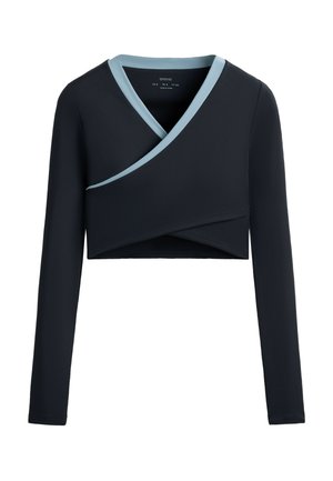 Svart croppad topp med långa ärmar, med omslagsdesign och en ljusblå krage som accent. Mjuk textur och strukturerad passform.