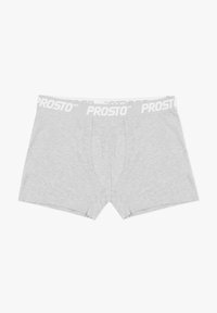 Szare bawełniane bokserki z białą elastyczną gumą w pasie, na której drukowana jest wielokrotnie nazwa marki "PROSTO". Gładka tekstura, standardowy krój.