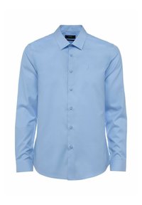 Jasnoniebieska koszula z długim rękawem, zapinana na guziki, z ostro zakończonym kołnierzem, gładką strukturą i małym haftowanym logo na lewej piersi.
