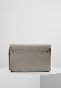 Szara torebka na ramię z ekoskóry z zapięciem na klapę, ozdobiona łańcuszkiem, o gładkiej fakturze, z czarnymi wykończeniami i minimalistycznym designem.