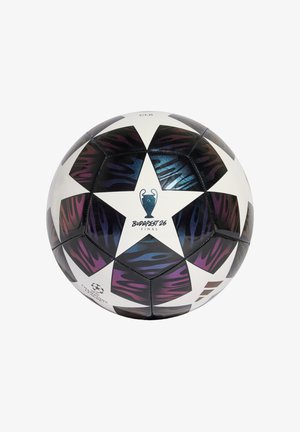 Weißer Fußball mit großen schwarzen und blauen Sternpanels, UEFA Champions League-Trophäenemblem und dem Text "Budapest 26 Finale".