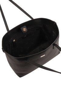 Zwarte leren tote bag met een gladde textuur, gevoerde interieur, ritsvak en een gouden druksluiting; heeft dubbele schouderbanden.