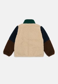Veste en polaire avec un corps crème, un col vert, des manches supérieures bleu marine et des manches inférieures marron, présentée de dos sur un fond blanc.