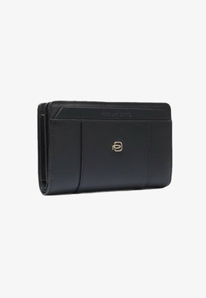 Cartera de cuero negro con textura suave, que presenta un diseño delgado, logo en relieve y múltiples ranuras para tarjetas en la parte frontal.