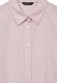 Helles rosa Hemd mit Kragen aus strukturiertem Stoff, ausgestattet mit einer Knopfleiste mit weißen Knöpfen und einem Etikett mit dem Markennamen "CALLIOPE."