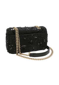 Czarna torebka zdobiona czarnymi cekinami o prostokątnym kształcie, wykonana z teksturowanej tkaniny, z złotym łańcuszkowym paskiem i odpinanym czarnym skórzanym uchwytem.