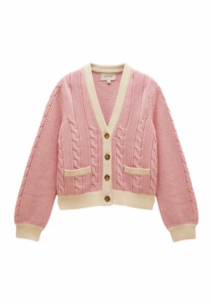 Rosa Strickjacke mit Zopfmuster, cremefarbenem Besatz, vier braunen Knöpfen vorne, zwei Taschen vorne und langen strukturierten Ärmeln.