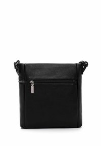 Svart läder crossbody-väska med texturerad yta, smal rektangulär form, framficka med dragkedja och justerbar rem. Accenter i silverfärgad metall.