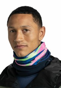 Gaiter de cuello multifuncional en azul con patrones abstractos en rosa, verde y azul. Hecho de tejido suave, ideal para superponer.