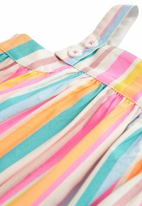 Raidallinen mekko pastelliväreissä, kuten vaaleanpunaisessa, oranssissa ja turkoosissa, jossa on nappikiinnitys olkahihnassa ja rypytetty vartalon osa.