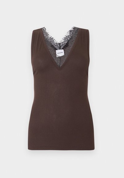 Καφέ αμάνικη ριμπ τοπ με βαθύ V-λαιμόκοψη που διακοσμείται με μαύρη δαντέλα και μια μικρή ορατή ετικέτα μάρκας στο λαιμό.