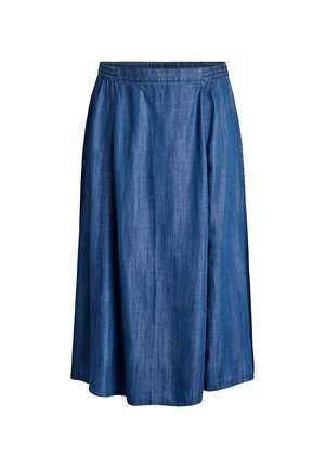 Blauer Denim-Midirock mit elastischem Bund und leichtem Schwung, auf weißem Hintergrund präsentiert.