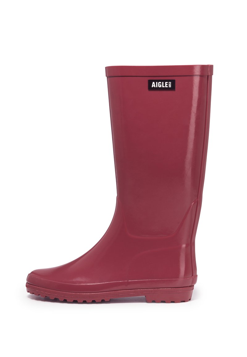 Botte de pluie en caoutchouc rouge imperméable avec une finition lisse et brillante, un bout rond, une semelle texturée et le logo "AIGLE" sur le devant supérieur.