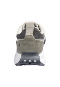 Baskets en suède gris clair et vert foncé avec un renfort au niveau du talon, une languette renforcée pour un enfilage facile, et une semelle intermédiaire blanche épaisse avec des aérations.