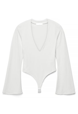 Valge pika varrukaga bodi sügava V-kaelusega ja lehvivate varrukatega, millel on jalge ees kinnitusnupud.