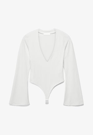 Biele body s dlhým rukávom, hlbokým výstrihom do V a rozšírenými rukávmi, so zapínaním na cvoky v rozkroku.
