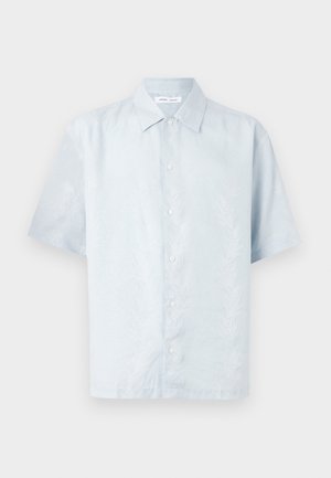Camicia azzurro chiaro a maniche corte con un sottile motivo a foglie, chiusura con bottoni e colletto classico, realizzata in un tessuto liscio e strutturato.