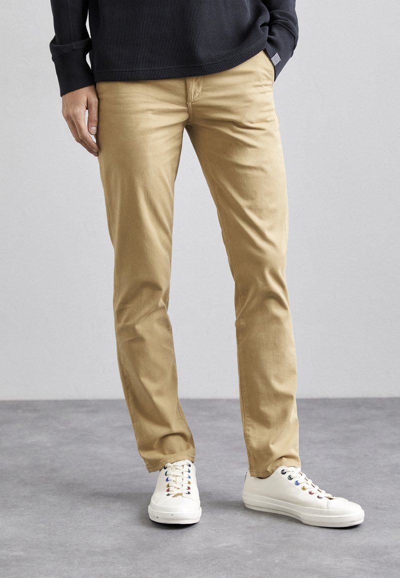 rag & bone Hlače chino - cornstalk