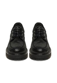 Čierne kožené topánky s textúrovaným povrchom, zaoblenou špičkou a šnurovaním. Hrubá čierna podrážka s jemným vzorom dezénu.