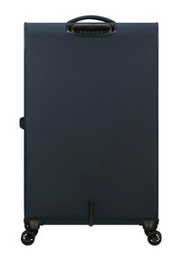 Valigia blu navy con un esterno in tessuto texturizzato, maniglia superiore e quattro ruote nere. Forma rettangolare con un design semplice e minimalista.