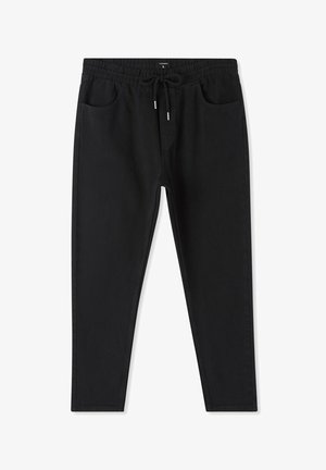Pantalones negros entallados con cintura elástica y cordón, bolsillos delanteros y etiqueta de talla visible en el interior de la cintura.