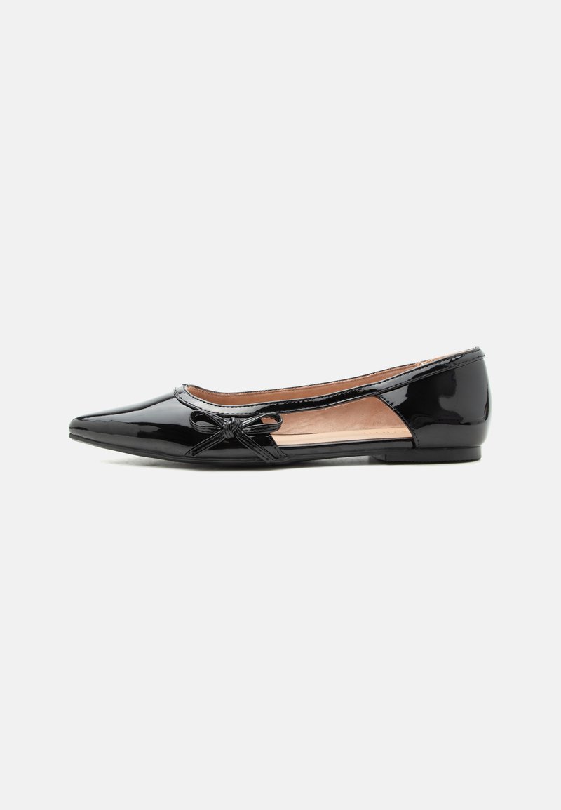 Zwarte lakleren puntige platte schoen met zijuitsnijding en kleine decoratieve strik aan de buitenrand.