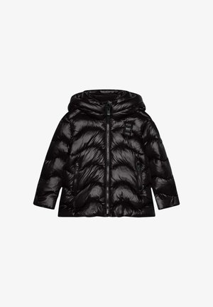 Giacca imbottita nera con cappuccio, chiusura frontale a zip e due tasche laterali con zip. Realizzata in materiale lucido e trapuntato con una texture liscia.