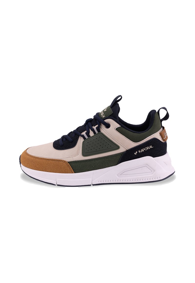 Sneaker con tomaia beige, accenti blu navy, dettagli verdi e sovrapposizione in suede marrone, con suola bianca e motivi testurizzati.