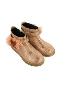 Botas de tobillo de cuero sintético en color oro rosa con una textura brillosa, que cuentan con un adorno de flor de tela y una correa en el tobillo.