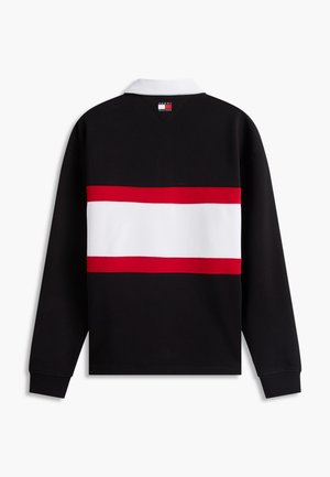 Felpa nera a maniche lunghe con colletto bianco, ampia striscia orizzontale bianca bordata di rosso sulla schiena e piccolo logo Tommy Hilfiger sotto il colletto.