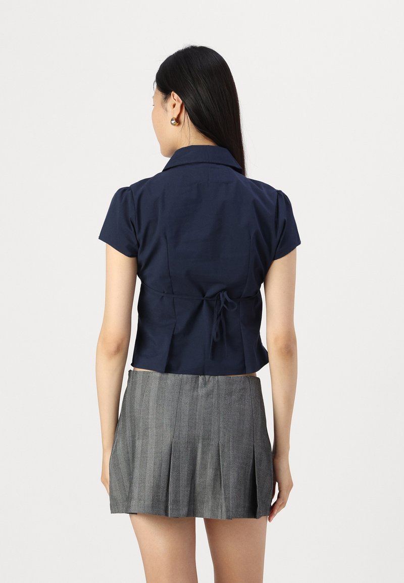 Hollister Co. TREND DROP SLIM PRETTY BUTTON - Button-down blouse - navy  blazer/dark blue - Zalando